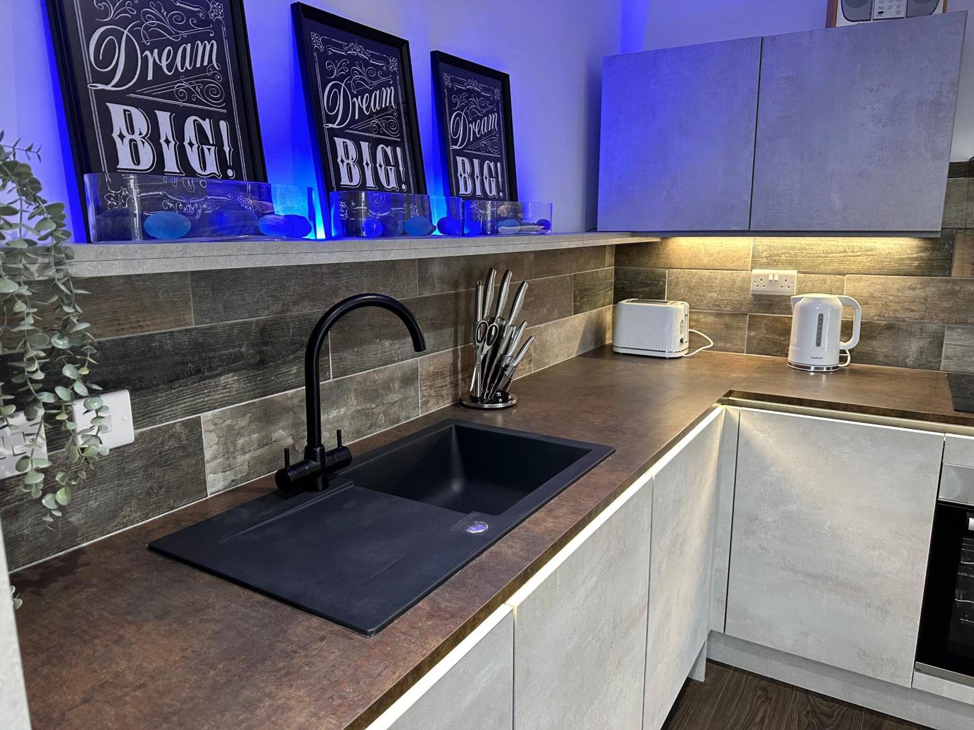 Vibrant Apartments Close To City Centre Cardiff Buitenkant foto